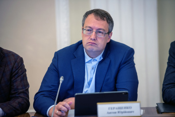 Геращенко каже, що йому вистачає близько 64 тисяч зарплати