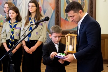 Скаути передали Зеленському Вифлеємський вогонь миру