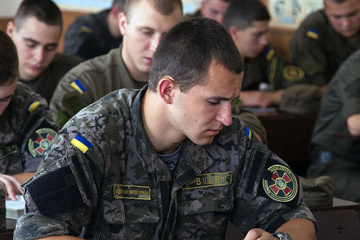Англійську вивчатимуть всі українські військові - від солдата до генерала
