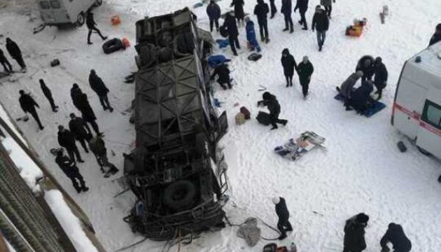 У Росії автобус впав із моста, 15 загиблих