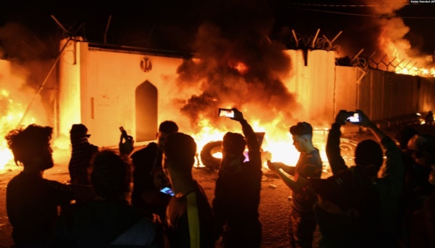 Протести в Іраку: мітингарі знову підпалили консульство Ірану