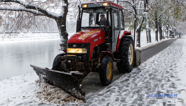 Ожеледиця і сніг: дороги чистять понад 800 одиниць техніки