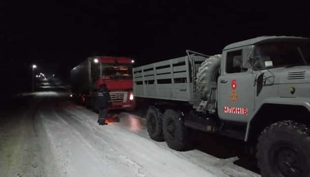 Рятувальники всю ніч витягали авто зі “снігових пасток”