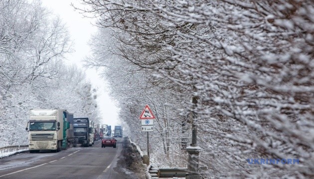 Водіїв попередили про мокрі дороги та сніг