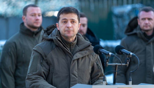 Volodymyr Zelensky arrive dans le Donbass