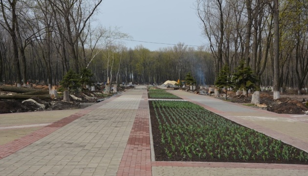 Дитячі майданчики та скульптури: відремонтували один з найбільших парків Донеччини