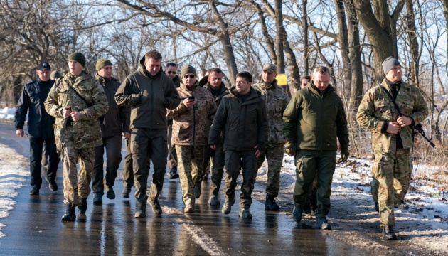 Зеленський на Донбасі пообідав з бійцями ООС