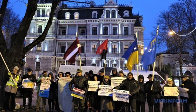 Під посольством РФ у Ризі активісти вимагали визволення українських політв’язнів