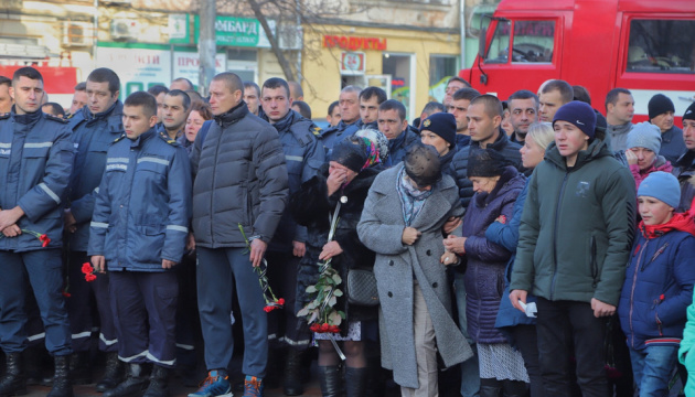 Les habitants d’Odessa ont fait leurs adieux au pompier qui a péri dans un incendie 