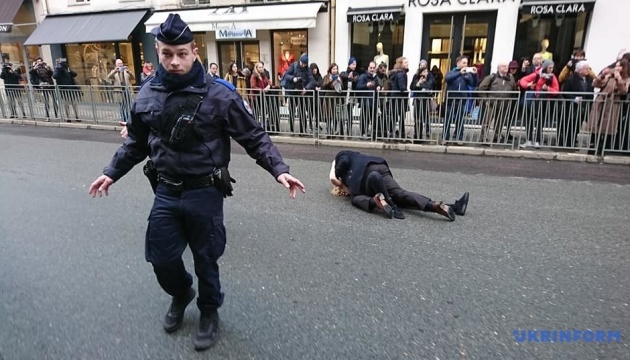 Alto a la guerra de Putin: Activistas de Femen protestan en París 