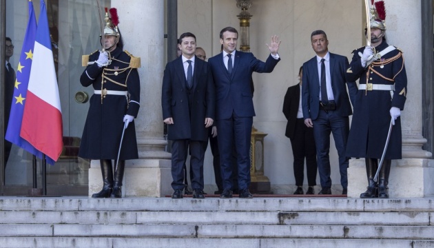 Präsident Selenskyj im Elysee-Palast in Paris angekommen