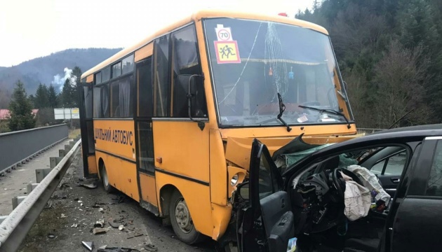 На дорозі Київ-Чоп шкільний автобус потрапив у ДТП, травмовані діти