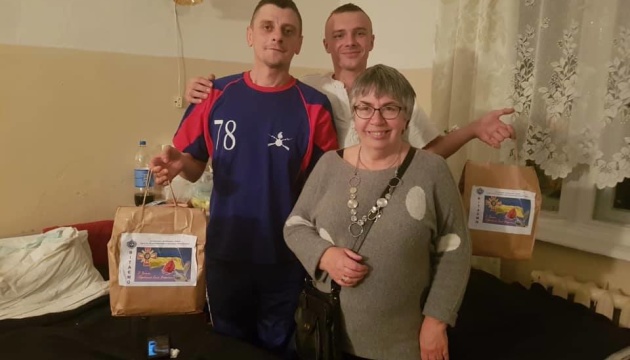 Поранені захисники України у Львові отримали подарунки від українок з Великої Британії