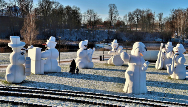 У Латвії туристи можуть потрапити до міста гігантських сніговиків