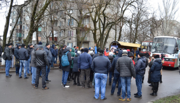 Дружини гірників шахти «Краснолиманська» перекрили дорогу через зарплатні борги