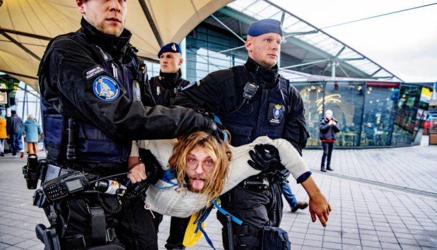 В аеропорту Амстердама під час протестів затримали екоактивістів