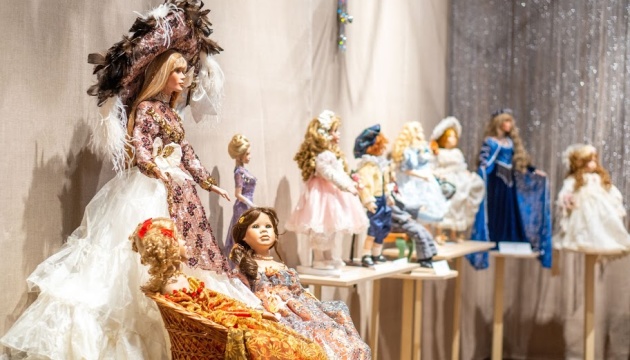 Історія моди в ляльках: в одеському музеї показали 100 колекційних експонатів