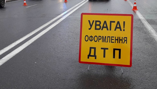 У Дніпрі мікроавтобус, “тікаючи” від трамваю, наїхав на пішоходів