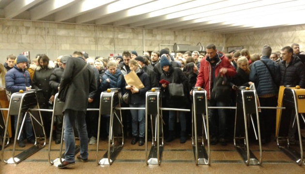 Колапс у київському метро - не працюють банківські картки та е-квиток
