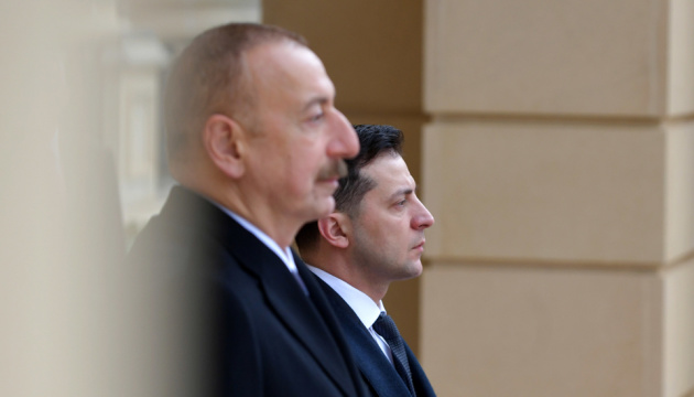 En Azerbaïdjan, Volodymyr Zelensky s’est entretenu avec Ilham Aliyev