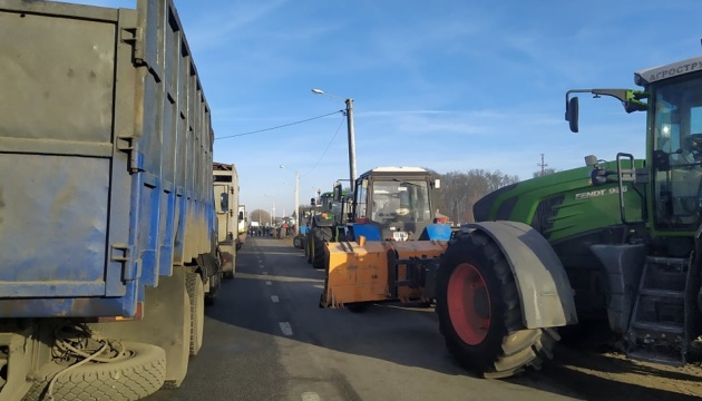 Dans la région de Jytomyr, les agriculteurs bloquent une autoroute