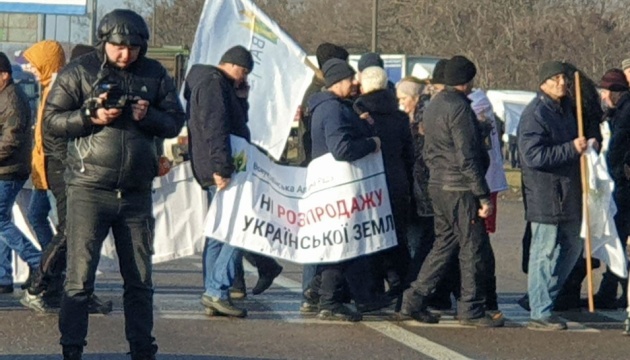 Учасники акції проти продажу землі перекрили на Харківщині трасу до Києва