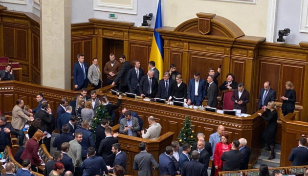 Депутати від “Батьківщини” та ОПЗЖ заблокували президію та трибуну Ради