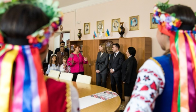 Перша леді відвідала Український культурно-освітній центр в Баку