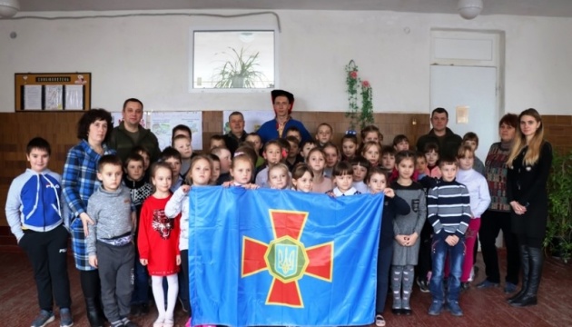 Нацгвардійці доставили гуманітарку з подарунками для дітей Луганщини
