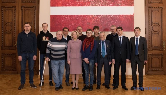 Former Ukrainian political prisoners visit Latvian parliament