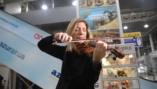 Американська музикантка зіграла на скрипці Страдіварі в аеропорту Харкова