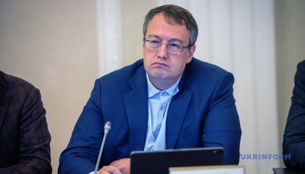 Геращенко каже, що йому вистачає близько 64 тисяч зарплати