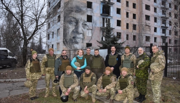 Canadian delegation visits Zolote and Avdiivka