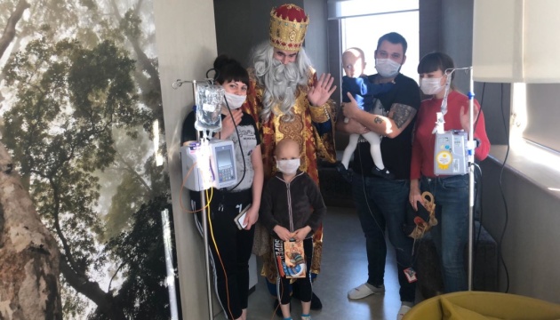 Миколай завітав до українських дітей, що проходять лікування в Анкарі