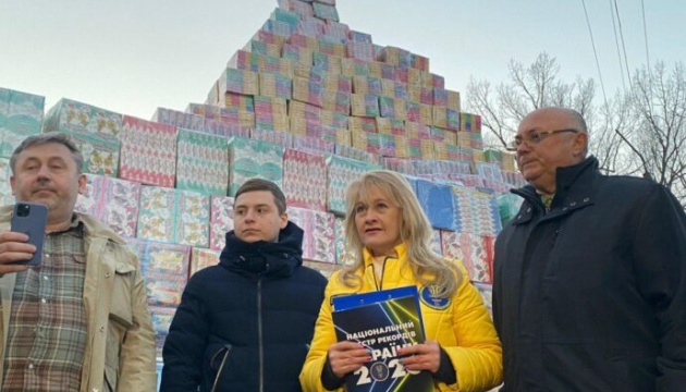 Із подарунків для дітей-сиріт в Одесі склали рекордну піраміду