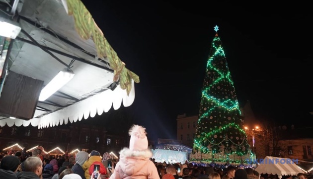 Головна ялинка Чернівців бере участь у конкурсі новорічних красунь України
