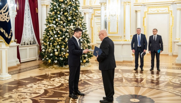 Zelensky receives credentials from ambassadors of Greece and Canada