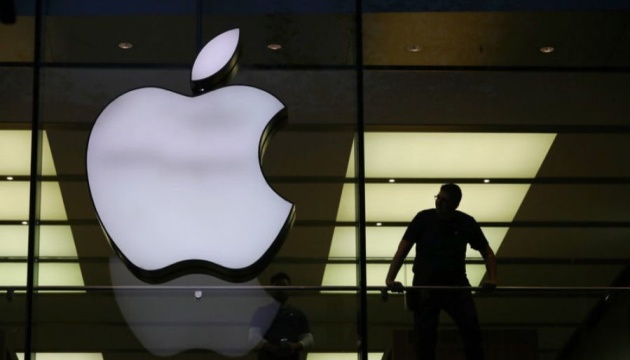 Apple зупинила співпрацю із фабрикою, яка не доплачувала своїм працівникам