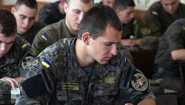 Англійську вивчатимуть всі українські військові - від солдата до генерала