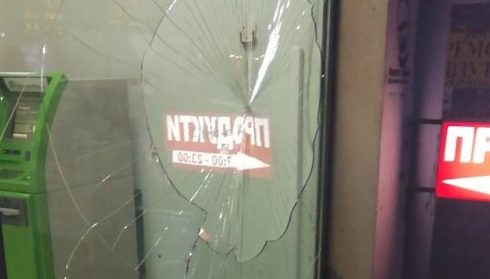 У центрі Києва, ймовірно, обстріляли ПриватБанк