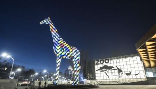 La figura de una jirafa de 15 metros iluminada adornará el zoológico capitalino