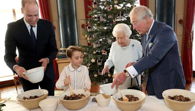 Чотири покоління разом: як королівська родина різдвяний пудинг готувала