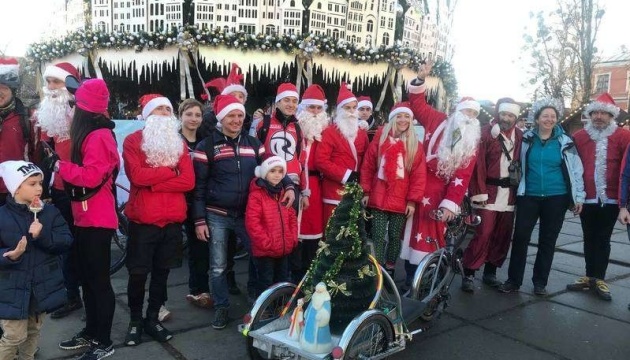 Центром Чернівців проїхались Санта-Клауси на велосипедах