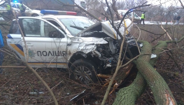 На Харківщині ВАЗ в'їхав у патрульне авто, водій і троє поліцейських — у лікарні