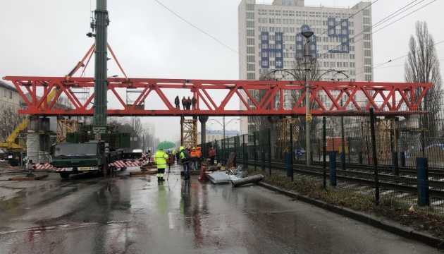 Нові опори та сходи: дорожники розповіли про ремонт пішохідного мосту біля НАУ