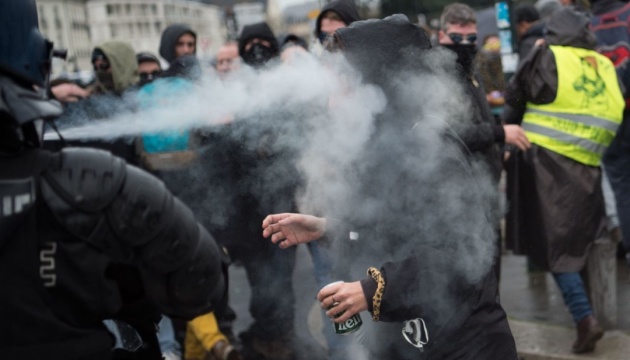 У Парижі протестувальники побилися з поліцією