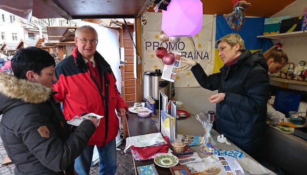 Українці на ярмарку в Страсбурзі збирають допомогу дітям, постраждалим від російської агресії