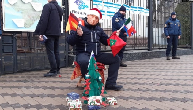 Під посольством РФ у Києві пройшла акція проти “казок Путіна для всього світу”