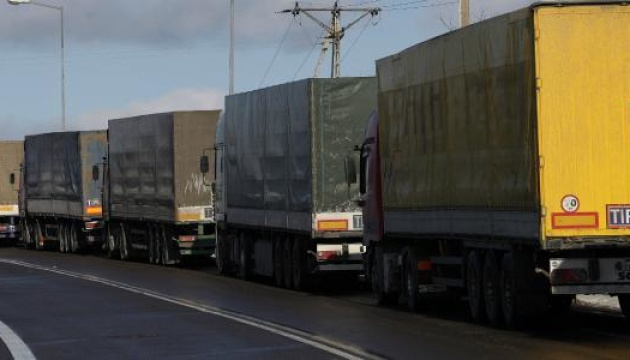 У Києві через спеку триває обмеження на рух вантажівок