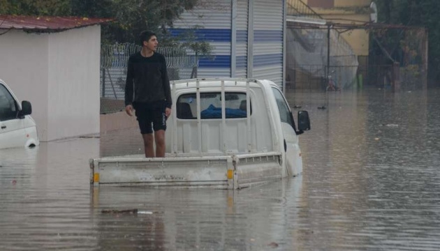 У Туреччині через повінь закрили для руху трасу на столицю
